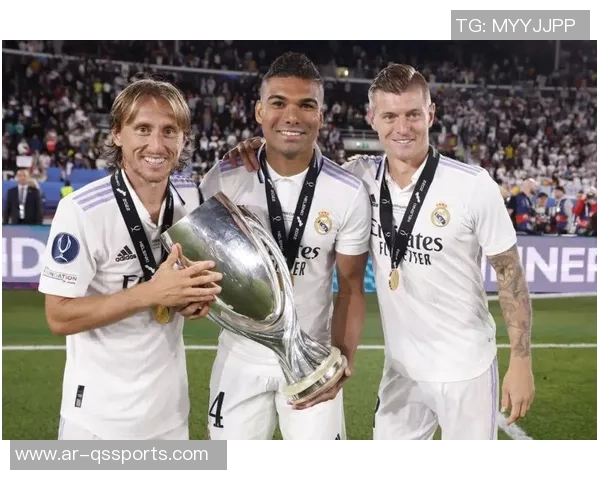 天下足球十大后腰球员评选揭晓谁将成为中场防守的传奇之星